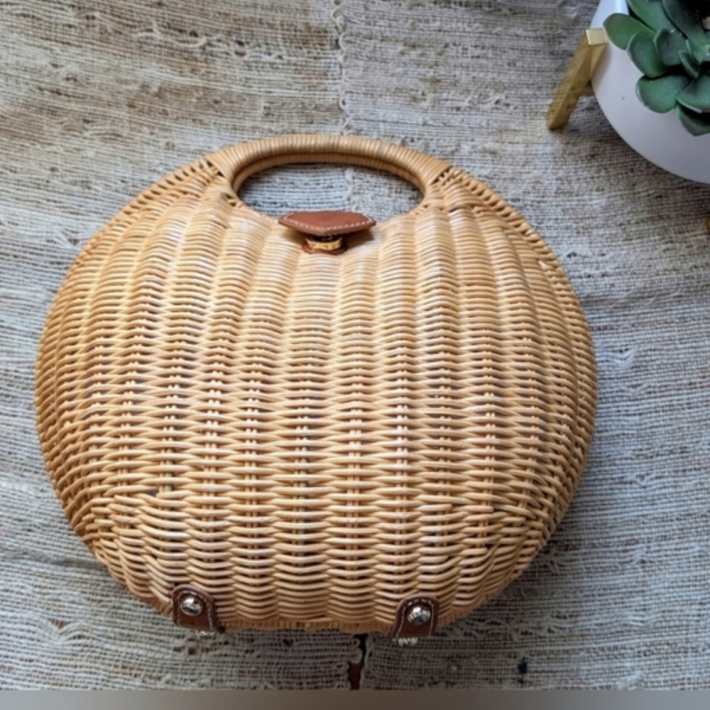 J McLaughlin • Victoria Wicker Picnic Style Bag - Picture 4 of 7
